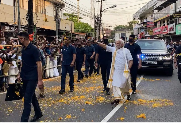 modi-in-kochi-gets-warm-welcome